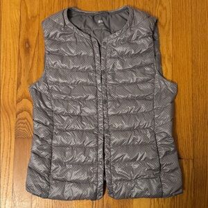 Uniqlo Ultralight Down Puffer Vest Women’s S Gray/Silver with Pink Dots - Rare!